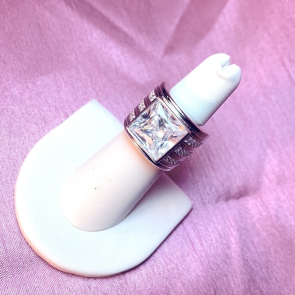 Bella Luce White Diamond Simulant Ring - Picture 13 of 14